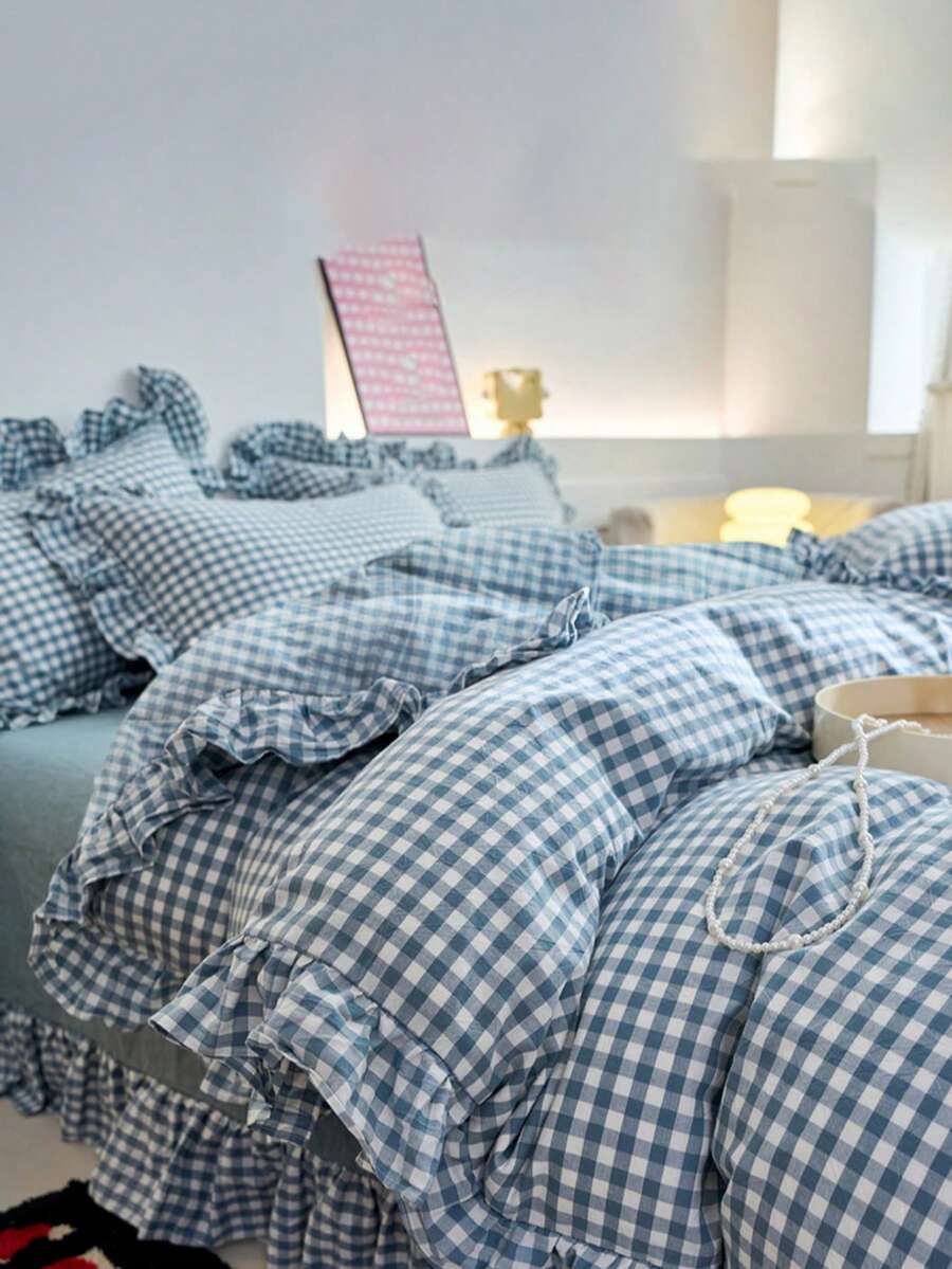 Set Sprei Selimut Minimalis Motif Kotak-kotak Kecil Warna Biru dengan Pinggiran Bergelombang, Nyaman, Lembut, dan Ramah Kulit, 3 Buah (1*Sprei Selimut + 2*Sarung Bantal, Tanpa Isi), Cocok untuk Kamar Tidur, Kamar Tamu, Dapat Dicuci dengan Mesin, Sepanjang Musim - Dusty Blue - View 1
