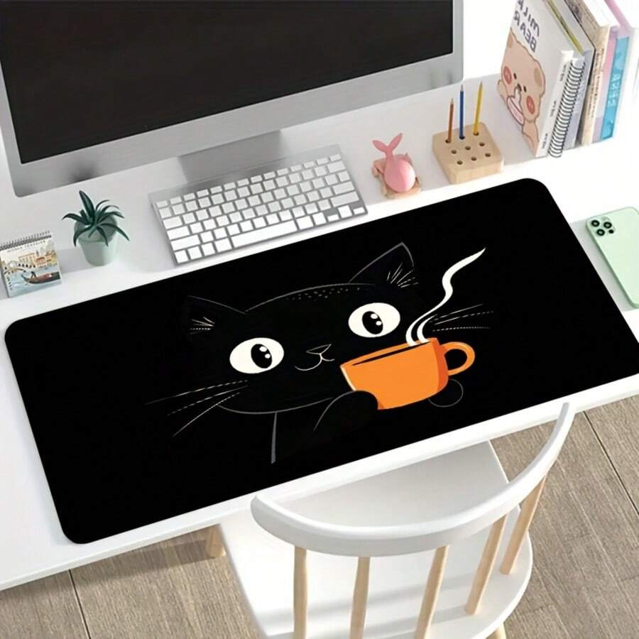 Dieses große Gaming-Mauspad zeigt eine Cartoon-schwarze Katze, die eine Tasse Kaffee hält, und hat eine rutschfeste, waschbare Gummiboden. Geeignet für verschiedene Szenarien, in mehreren Größen erhältlich. - Mauspad - Übersicht 1