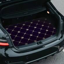 1 pieza Alfombra para maletero de coche con patrón de corona, diseño moderno & duradero, material de poliéster, fácil de limpiar, alfombra para maletero todo clima, se adapta a la mayoría de los modelos de coche, estilo interior del vehículo | Cubierta para maletero de coche. Regalo perfecto para viajes y picnics - corona - Ver 2