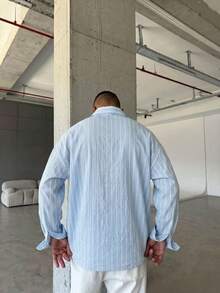 男士淺藍色與白色條紋長袖休閒襯衫，寬鬆版型，極簡百搭設計，適合多季節日常穿著，舒適透氣，休閒正式風 - 淺藍色 - 查看 2