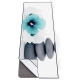 Guijarros y flores blancas y azules