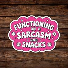 Pegatina divertida de 3 pulgadas "Funcionando con sarcasmo y aperitivos", diseño de humor identificable para portátiles, cuadernos, botellas de agua, tazas, diarios, casilleros, regalo perfecto para estudiantes, profesores, trabajadores de oficina, creativos, amantes de los aperitivos y entusiastas del caos - Multicolor - Ver 1