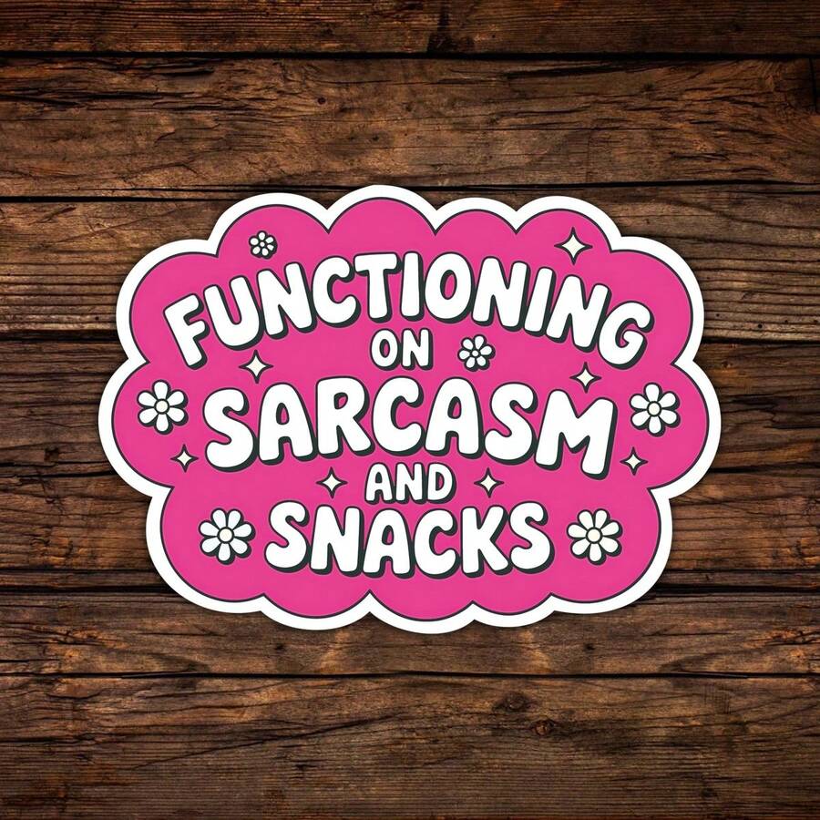 Pegatina divertida de 3 pulgadas "Funcionando con sarcasmo y aperitivos", diseño de humor identificable para portátiles, cuadernos, botellas de agua, tazas, diarios, casilleros, regalo perfecto para estudiantes, profesores, trabajadores de oficina, creativos, amantes de los aperitivos y entusiastas del caos - Multicolor - Ver 1