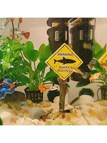 Decoração de Paisagem para Aquário, Mini Ornamento Cartoon, Esconderijo para Peixes e Camarões, Coral Artificial com Placa de Aviso - C - Visão 2