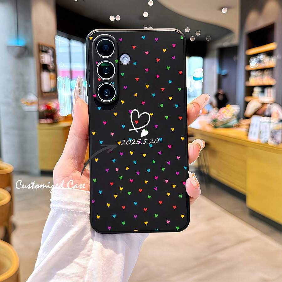 黑色底色彩色迷你愛心個性化客製化日期文字手機殼，韓系Ins風客製情侶週年紀念日期手繪愛心防震全鏡頭保護軟矽膠保護殼，適用於、GALAXY及所有智慧型手機 - 黑色 - 查看 1