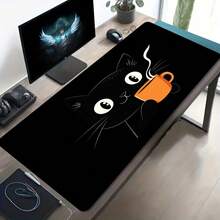Dieses große Gaming-Mauspad zeigt eine Cartoon-schwarze Katze, die eine Tasse Kaffee hält, und hat eine rutschfeste, waschbare Gummiboden. Geeignet für verschiedene Szenarien, in mehreren Größen erhältlich. - Mauspad - Übersicht 2