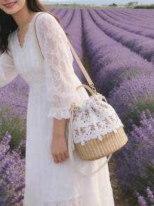 Diese stilvolle, vom Resort inspirierte Stroh-Spitzen-Eimer-Tasche zeichnet sich durch durchbrochene Blumen-Spitze mit Kordelzug-Verschluss und verstellbarem Schultergurt für verschiedene Tragemöglichkeiten aus. Perfekt für Strandurlaube, Einkaufsbummel oder Dates, macht die leichte und atmungsaktive Stroh-Webtechnik es einfach, sie mit Kleidern oder Lässig Kleidung zu kombinieren, um einen erfrischenden und romantischen Sommerlook zu kreieren. - Gelb - Übersicht 8