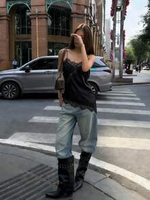 女士柔软缎面V领不对称蕾丝边修身吊带背心，半透明睫毛蕾丝设计，适合约会之夜、休闲街头风和慵懒氛围，黑色夏季海滩度假装扮 - 黑色 - 查看 4