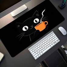 Dieses große Gaming-Mauspad zeigt eine Cartoon-schwarze Katze, die eine Tasse Kaffee hält, und hat eine rutschfeste, waschbare Gummiboden. Geeignet für verschiedene Szenarien, in mehreren Größen erhältlich. - Mauspad - Übersicht 6