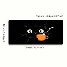 Dieses große Gaming-Mauspad zeigt eine Cartoon-schwarze Katze, die eine Tasse Kaffee hält, und hat eine rutschfeste, waschbare Gummiboden. Geeignet für verschiedene Szenarien, in mehreren Größen erhältlich. - Mauspad - Übersicht 5
