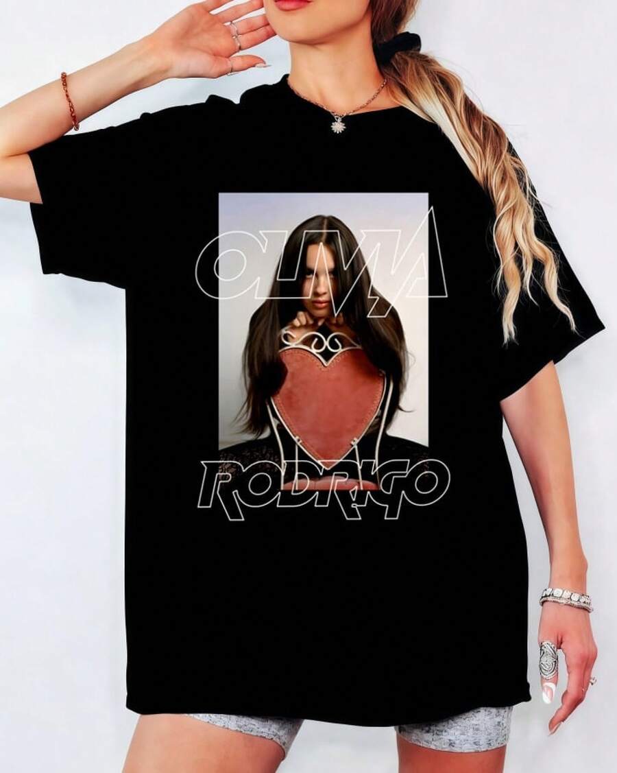 Black T-Shirt With Portrait Print Of O-Olivia R-Rodrigo And Red Heart Chair, Short Sleeves, Round Neck, Unisex, American Pop Style, Y2K - Black - View 1