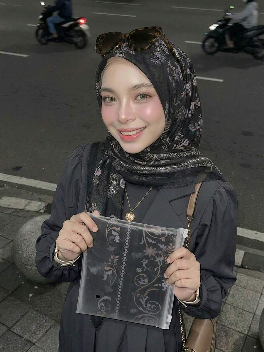 1件裝女款110cm時尚碎花方巾,復古黑色印花,輕盈透氣防曬頭巾,適合夏季,高級雷射切割波浪邊,適用於夏季出遊、度假、海灘拍照及其他場合 - 黑色 - 查看 1