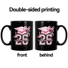 1 Peça Caneca de Café de Cerâmica 11oz "Classe de 2026" - Corpo Preto Impresso com Capelo de Formatura Rosa Claro, Apresentando Letras "26" e Decoração de Laço. Adequada como um Doce Presente Comemorativo para Formandos ou um Presente para Estudantes Usarem no Dia da Formatura. - Preto - Visão 6