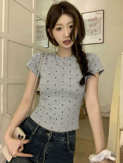 Áo crop top chấm bi tương phản màu xám phong cách casual dễ thương quyến rũ, thiết kế tối giản phù hợp dạo phố, hẹn hò, đi làm mùa hè