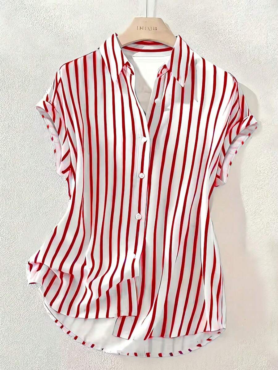 Camisa de Verano a Rayas de Moda, de Manga Corta y Hombros Caídos, Cierre Frontal con Botones de Color en Contraste de Poliéster, Diseño Corto por Delante y Largo por Detrás - Rayas rojas - Ver 1