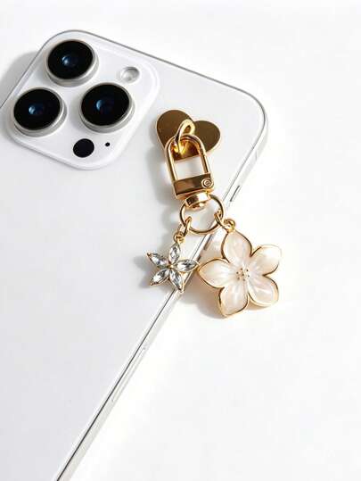 Charm pentru telefon cu floare cu strasuri, accesoriu pentru telefon, breloc în formă de floare de cireș din material aliaj, conceput pentru femei, cu design cu floare cu cinci petale, poate fi folosit ca pandant pentru geantă. Ca accesoriu de călătorie, poate fi folosit ca charm pentru geantă sau breloc pentru mașină, fiind și un cadou ideal pentru cupluri, zile de naștere și sărbători.