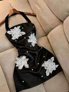 Vestido mini de verano con estilo elegante de vacaciones, con patrón floral bordado y contraste de colores en el cuello halter - Negro - Ver 1