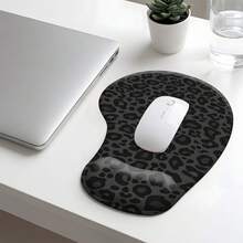 1pc Fashionable Leopard Print Ergonomic Wrist Rest Mouse Pad, Slow Rebound Silicone Wrist Support Design, Fits Wrist Curve, Relieves Office And Study Fatigue; Smooth And Wear-Resistant, Non-Slip Silicone Bottom Prevents Shifting. Suitable For Office, Study And As A Gift For Friends And Family. - Polygon - View 3