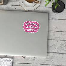 Pegatina divertida de 3 pulgadas "Funcionando con sarcasmo y aperitivos", diseño de humor identificable para portátiles, cuadernos, botellas de agua, tazas, diarios, casilleros, regalo perfecto para estudiantes, profesores, trabajadores de oficina, creativos, amantes de los aperitivos y entusiastas del caos - Multicolor - Ver 3