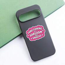 Pegatina divertida de 3 pulgadas "Funcionando con sarcasmo y aperitivos", diseño de humor identificable para portátiles, cuadernos, botellas de agua, tazas, diarios, casilleros, regalo perfecto para estudiantes, profesores, trabajadores de oficina, creativos, amantes de los aperitivos y entusiastas del caos - Multicolor - Ver 4