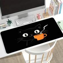 Dieses große Gaming-Mauspad zeigt eine Cartoon-schwarze Katze, die eine Tasse Kaffee hält, und hat eine rutschfeste, waschbare Gummiboden. Geeignet für verschiedene Szenarien, in mehreren Größen erhältlich. - Mauspad - Übersicht 10