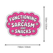 Pegatina divertida de 3 pulgadas "Funcionando con sarcasmo y aperitivos", diseño de humor identificable para portátiles, cuadernos, botellas de agua, tazas, diarios, casilleros, regalo perfecto para estudiantes, profesores, trabajadores de oficina, creativos, amantes de los aperitivos y entusiastas del caos - Multicolor - Ver 9