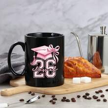 1 Peça Caneca de Café de Cerâmica 11oz "Classe de 2026" - Corpo Preto Impresso com Capelo de Formatura Rosa Claro, Apresentando Letras "26" e Decoração de Laço. Adequada como um Doce Presente Comemorativo para Formandos ou um Presente para Estudantes Usarem no Dia da Formatura. - Preto - Visão 7