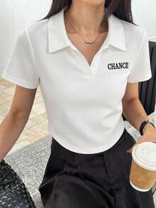 优雅白色女士 Polo 领短袖 T 恤，采用聚酯纤维面料，不对称下摆，短款设计，高弹面料，饰以时尚印花，适合夏季办公室休闲穿着。 - 白色 - 查看 4