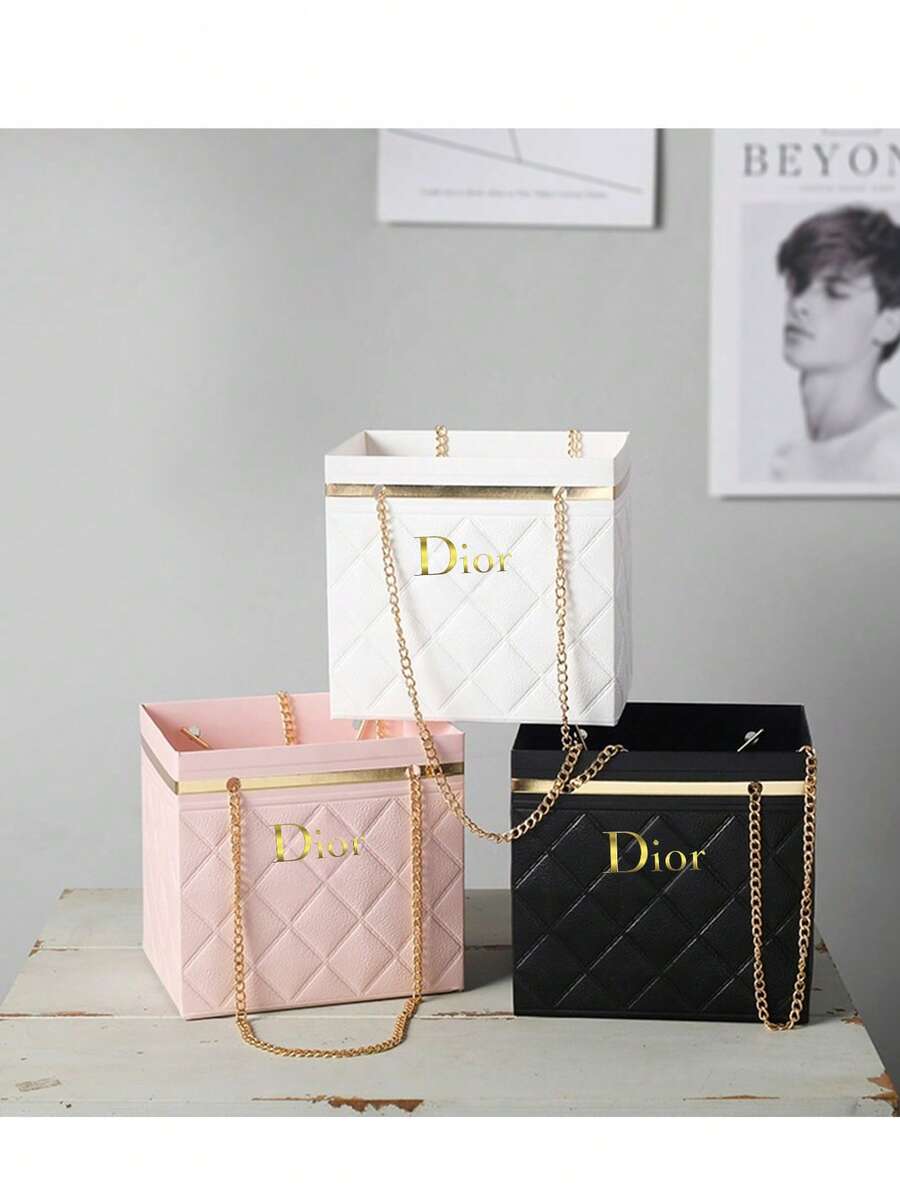 M.Dior 可折疊手提花盒 菱格紋鍊條禮品袋 創意花卉包裝盒 高級可重複使用硬挺禮品盒袋 適用於520、七夕、情人節、母親節、生日、婚禮浪漫花束包裝及節日送禮 3D可折疊結構設計 手提鍊條方便攜帶且防變形 適合花藝師、禮品店、活動佈置與紀念品包裝 精緻菱格紋理與高品質結構提升花束包裝優雅感與氛圍 適用於鮮花、乾燥花束展示、花藝設計包裝與高端禮品布置場景 - 多色 - 查看 1