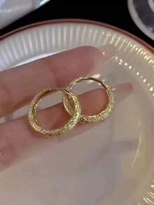 1 Pair Glittery Gold Hoop Earrings For Women, Shiny Minimalist Plain Circle Earrings, Summer Ins Style High-End Daily Wear - Gold - View 4