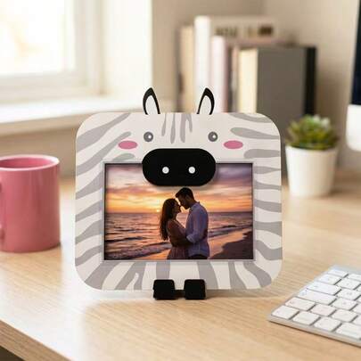 One Adorable Animal-Shaped Wooden Photo Frame, Perfect For An Artistic Desktop Display, Ideal For Showing Everyday Photos, A Study Desk Ornament, Or Bedroom Decoration. This Durable Wooden Home Decor Piece Creates A Warm And Inviting Atmosphere, Preserving Precious Memories. A Great Gift For Friends, Family, Or Lovers.