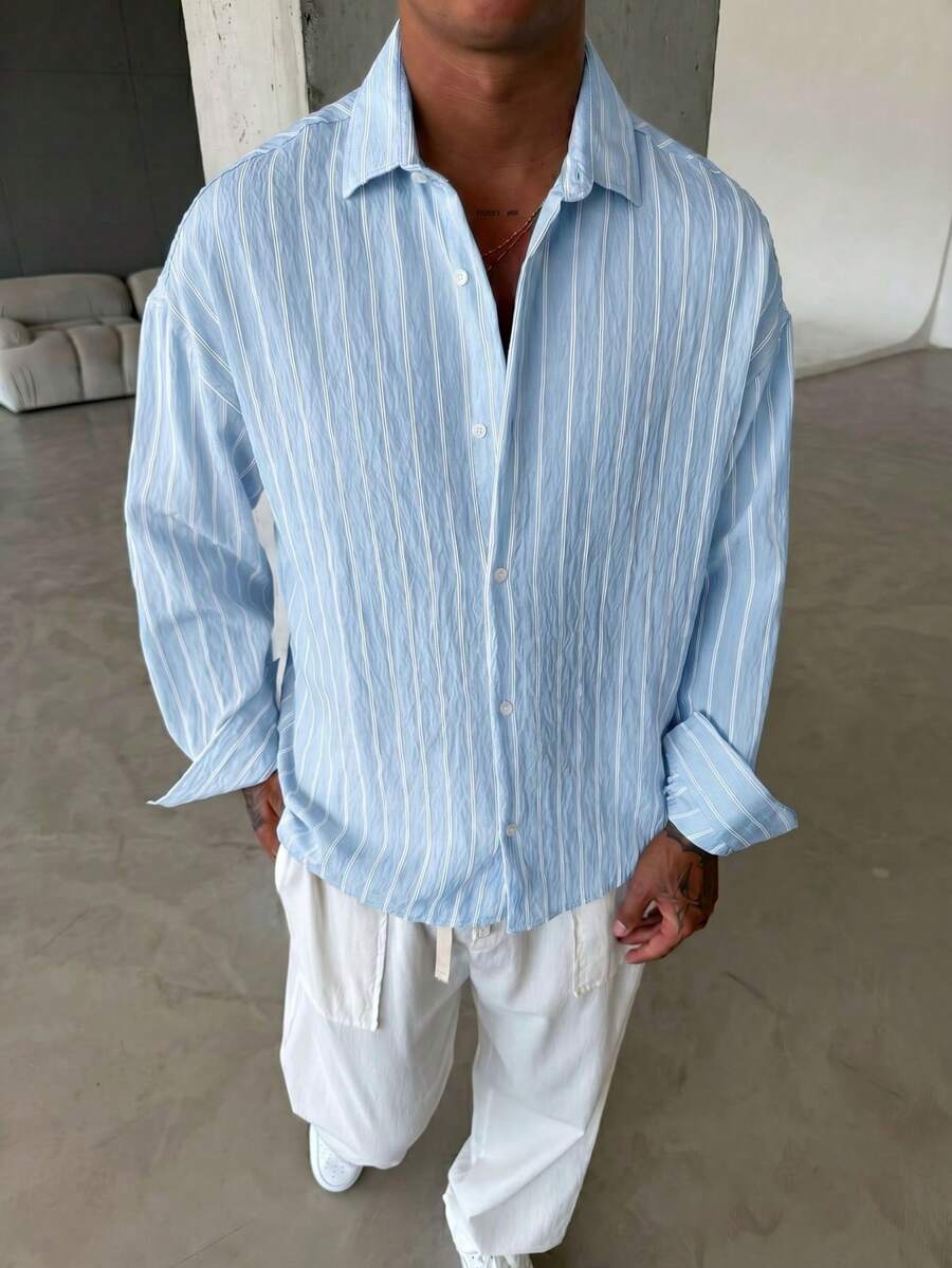 男士淺藍色與白色條紋長袖休閒襯衫,寬鬆版型,極簡百搭設計,適合多季節日常穿著,舒適透氣,休閒正式風 - 淺藍色 - 查看 1
