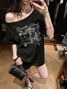 Camiseta de mujer con hombros descubiertos, manga corta estampada, de poliéster negro, tela de alta elasticidad, longitud regular, adecuada para estilo gótico - Negro - Ver 4