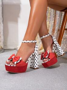 Damen Polka Dot High Heel Sandalen 2026 Sommer Neuer Stil Blockabsatz Schleife Offene Zehen Quadratische Zehen Einzelriemen Dicke Sohle Plateau High Heel Sandalen Große Größen Minimalistisch Vielseitig Party Mode Höhenvergrößerung - Weiß und rot - Übersicht 2