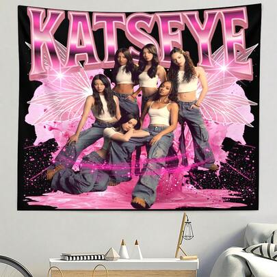 1PCKATSEYE Girl Group Tapestry Wall Hanging, Pink 3D Letter Fairy Wing Glitter Print, Y2K Pop Aesthetic Room Decor For Teen Girls Dorm Bedroom, Gift For K-Pop Pop Fans