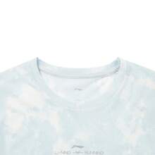 Li-Ning 女款快乾反光 T-Shirt ATSW146，透氣涼感跑步健身上衣 - 初霜藍滿底印 - 查看 4
