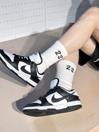 Nike حذاء رياضي نسائي من نايكي دانك لو تويست "باندا" - أنيق، متعدد الاستخدامات، مريح، ماص للصدمات - أسود وأبيض