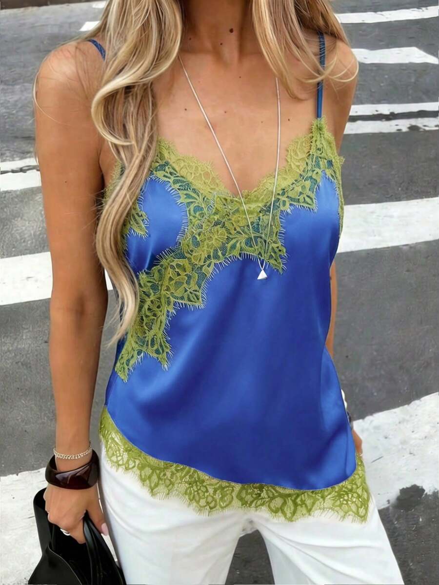 Camiseta ajustada de mujer de satén suave con cuello en V asimétrico y dobladillo con encaje, diseño de encaje de pestañas semitransparente, adecuado para una cita nocturna, estilo casual de - Verde azulado - Ver 1