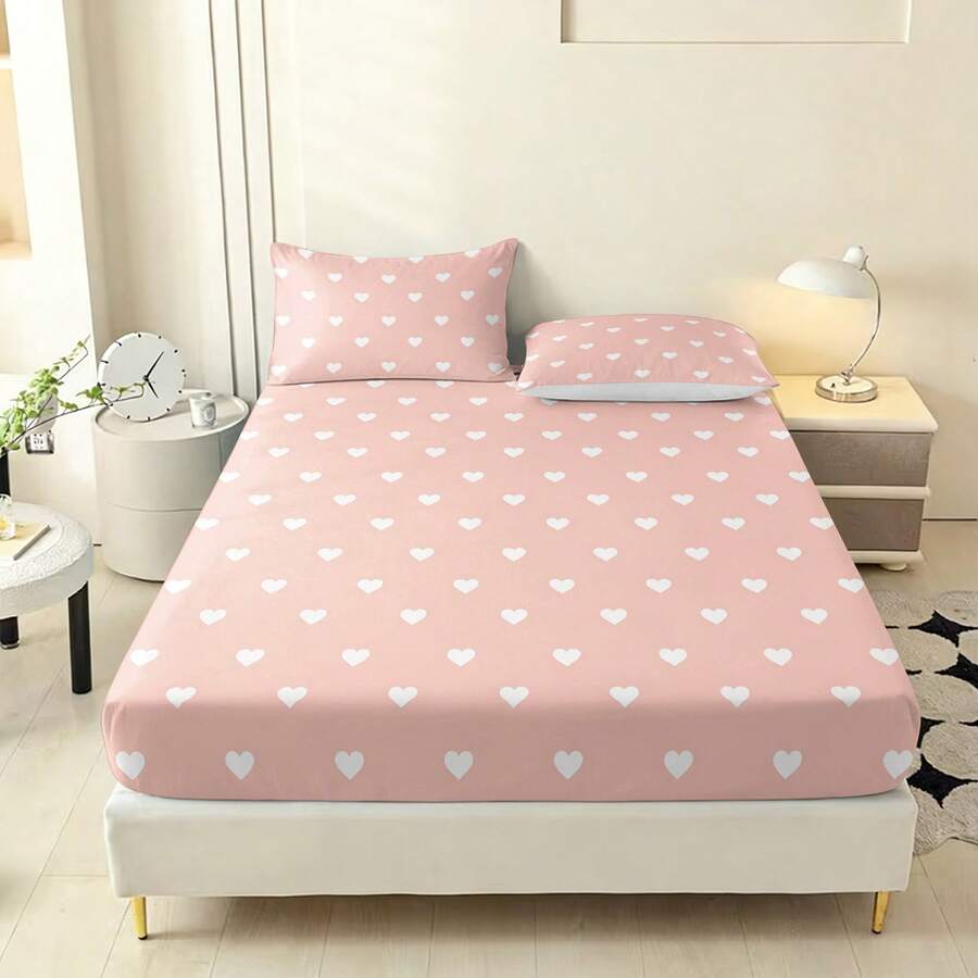 Set Sprei 3pcs Motif Hati Merah Muda Gaya Manis (1 Sprei + 2 Sarung Bantal, Isian Bantal Tidak Termasuk), Pelindung Kasur Serat Poliester Lembut 90g yang Bernapas, Cepat Kering, Tahan Pudar, Elastisitas Tinggi, Anti Selip, Sprei yang Dapat Dicuci, Cocok untuk Apartemen, Asrama, Dekorasi Kamar Tidur Rumah - MultiWarna - View 1