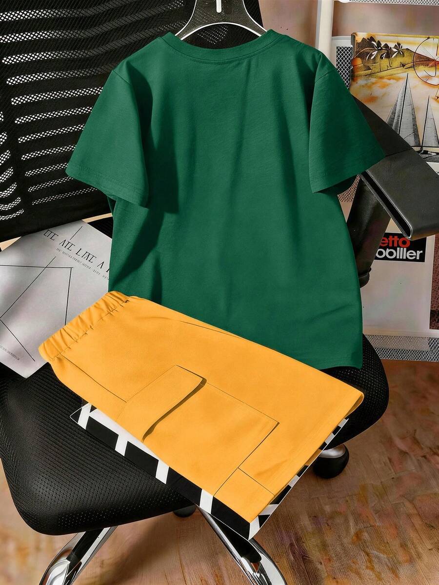 這套休閒組合包含一件深灰色圓領T恤和一條黃色工裝褲,並飾有創意文字印花 - 墨綠色 - 查看 1