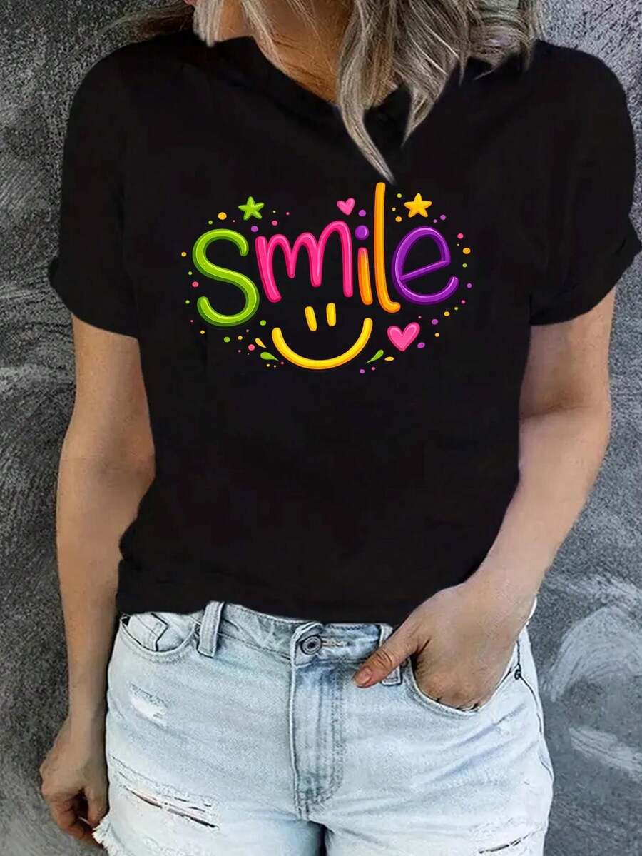 a casual y elegante presenta un colorido gráfico de 'Smile', con la letra 'I' diseñada creativamente como una cara sonriente amarilla, una adición elegante al guardarropa de cualquier mujer. - Negro - Ver 1