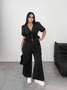 Set de 2 piezas Talla grande Blusa corta casual de escote en V de manga corta con lazo delantero y rayas y Pantalones rectos y relajados a juego - Azul - Ver 4