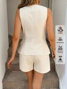 Conjunto de vacaciones elegante y casual para mujer: Camisa de chaleco con lazo cruzado y bajo asimétrico, y shorts de frente abierto, hechos - Blanco y Negro - Ver 3