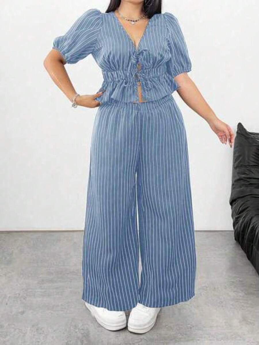 Set de 2 piezas Talla grande Blusa corta casual de escote en V de manga corta con lazo delantero y rayas y Pantalones rectos y relajados a juego - Azul - Ver 1