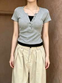純淨性感 V 領配色拼接修身短版上衣 - Sun's Clothing 休閒夏季款 - 灰色 - 查看 4