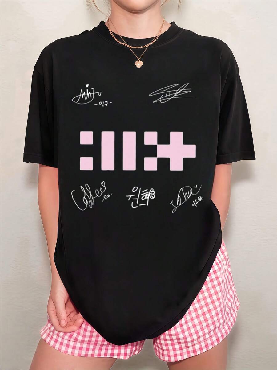 Oversized Black T-Shirt With Pink Pixel Logo Print L-E S-SSERAFIM, Handwritten Signatures Of The Five Members, Minimalist Korean Style - 黑色 - 查看 1