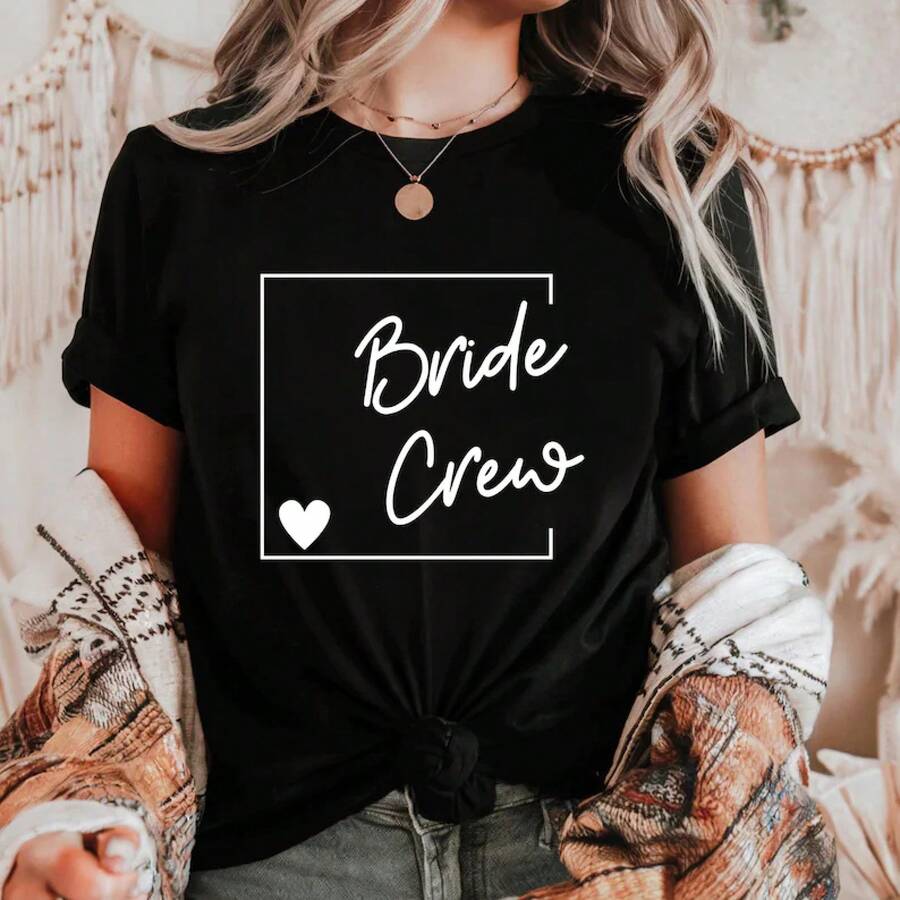 Minimalist Bride Crew Bachelorette Tee, Elegant Wedding Party Heart Script Font Shirt - 黑色 - 查看 1