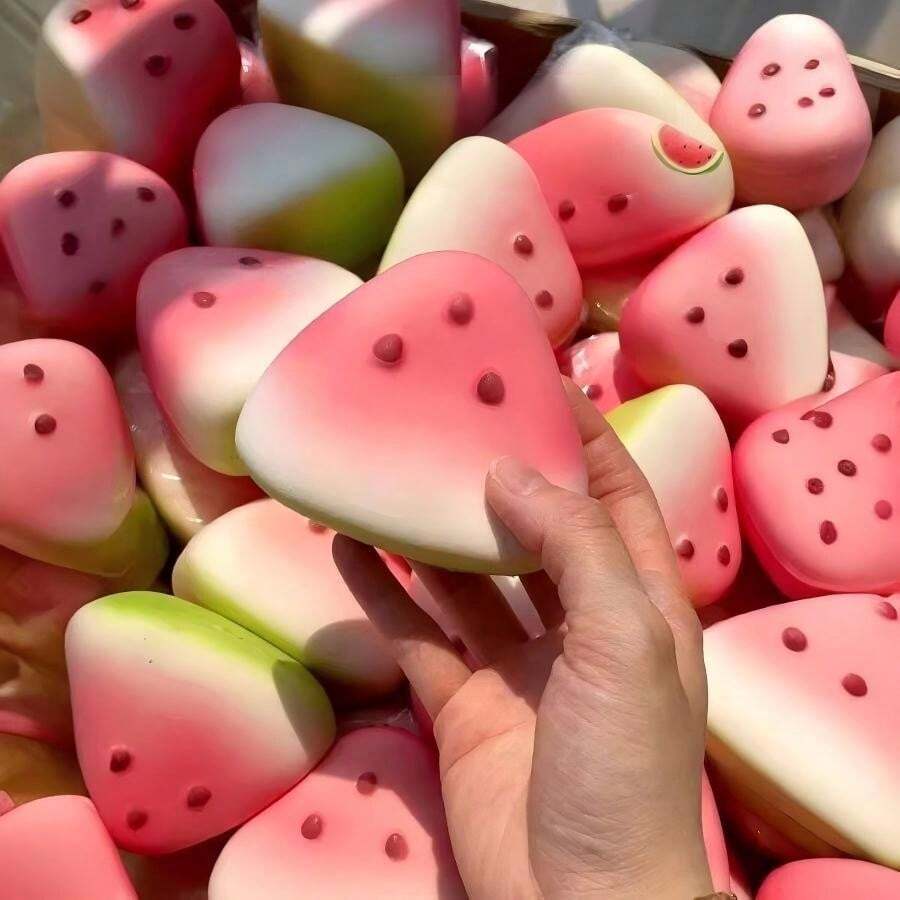 1pc Mini Triangular Watermelon Slice Squishy Toy, Wet-Feel Super Soft Slow Rebound Squeeze Stress Relief Toy, Cute Fruit Pressure Release Venting Toy, Suitable For Children 3 Years Old And Above And Adults, Desktop Decoration Gift