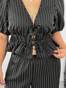 Set de 2 piezas Talla grande Blusa corta casual de escote en V de manga corta con lazo delantero y rayas y Pantalones rectos y relajados a juego - Azul - Ver 8