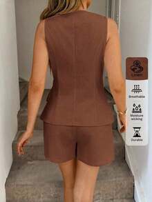 Conjunto de vacaciones elegante y casual para mujer: Camisa de chaleco con lazo cruzado y bajo asimétrico, y shorts de frente abierto, hechos - Blanco y Negro - Ver 10